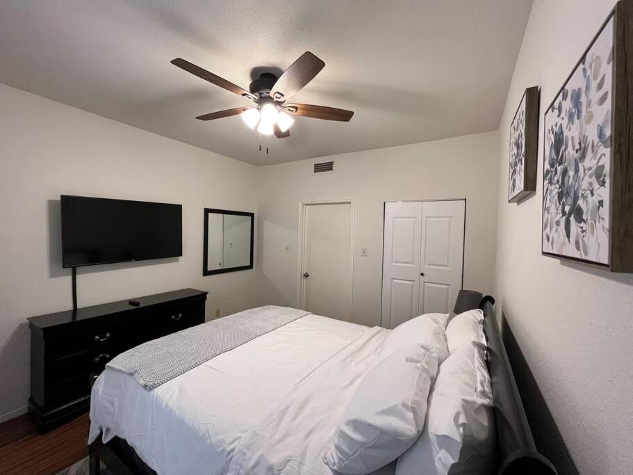 Home Away From Home-Cozy 2 BDRM Condo/Med Cntr/NRG Houston Zewnętrze zdjęcie